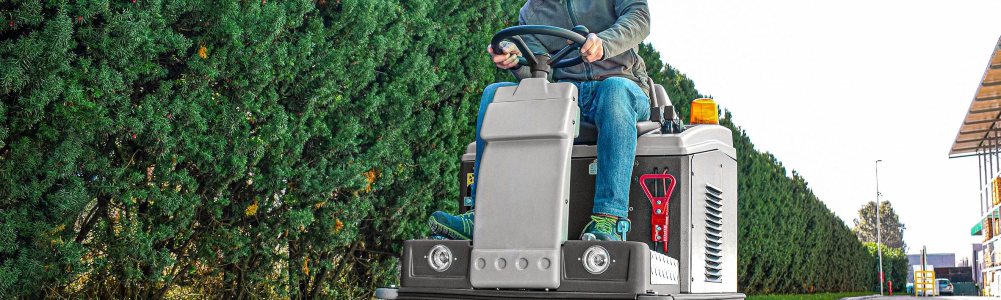 Utilizzo spazzatrice cortile 11