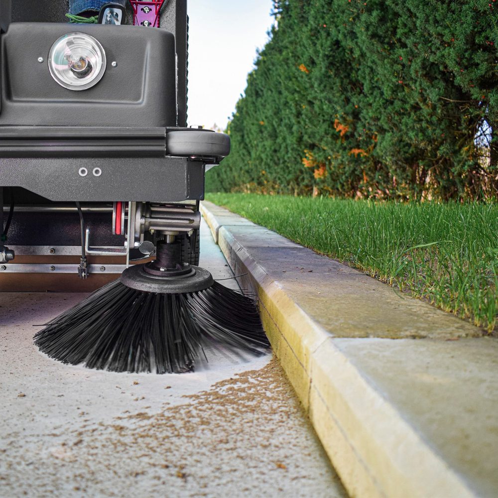 Utilizzo spazzatrice cortile 13