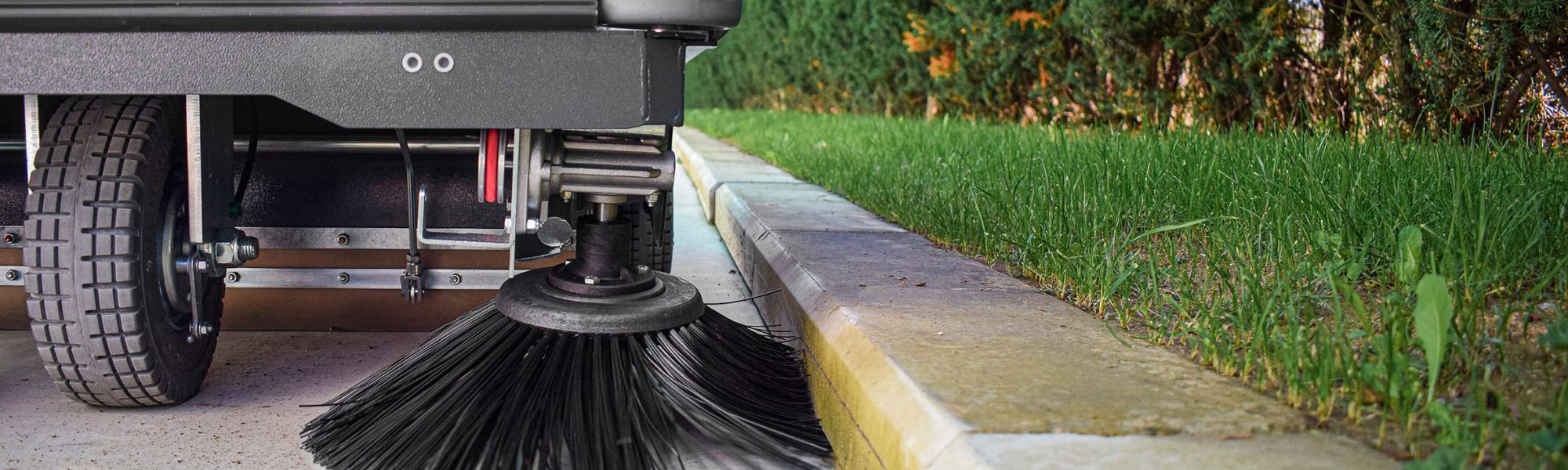 Utilizzo spazzatrice cortile 13