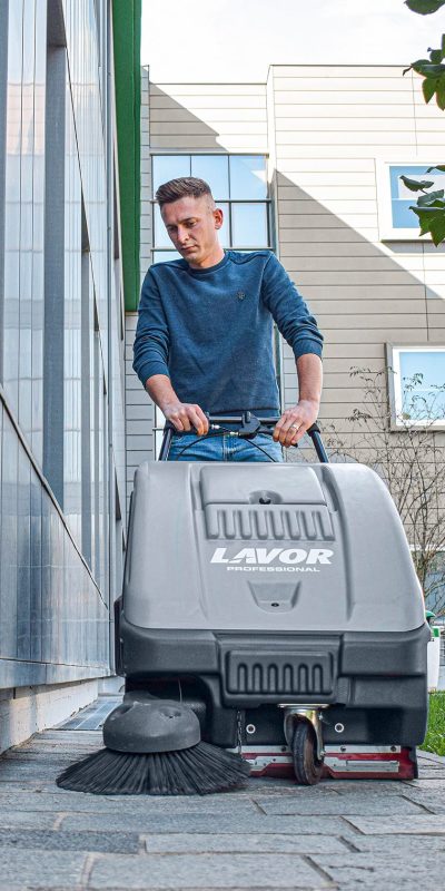 Utilizzo spazzatrice esterno azienda 5