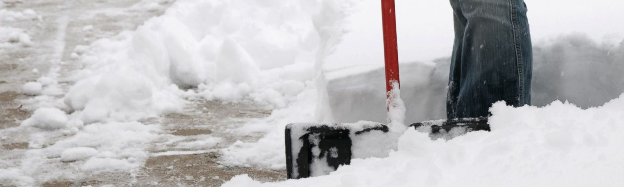 gty_snow_shovel_sidewalk_rf_jc_151231_16x9_1600